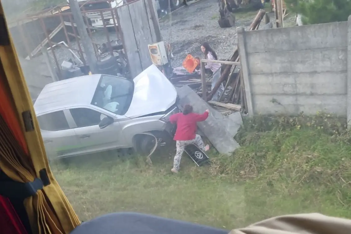 Ruta Villarrica Freire registra colisión entre camioneta y vehículo menor