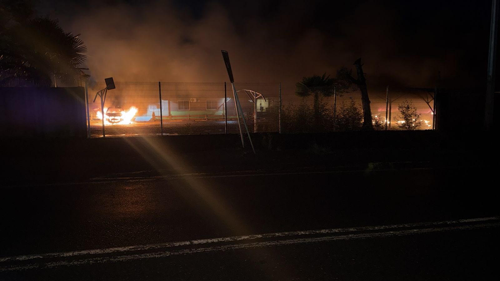 Ataque incendiario en Collipulli deja vehículos quemados en empresa forestal