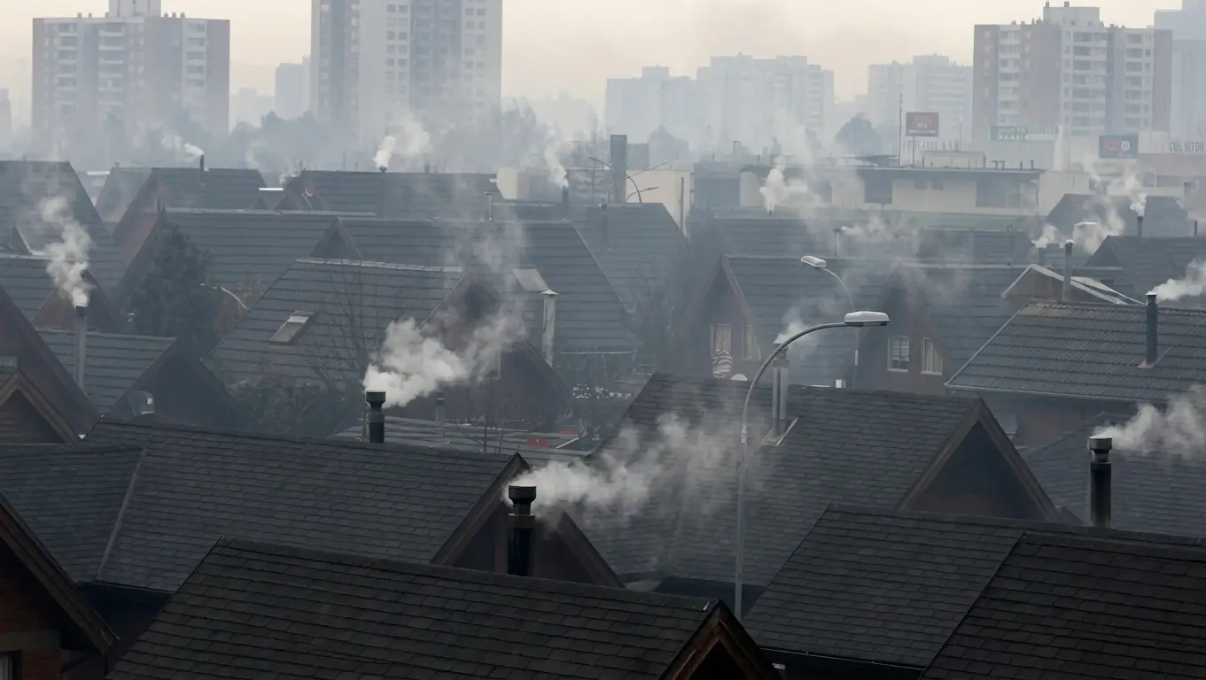 La preemergencia ambiental incluye restricciones a calefactores y humos visibles.