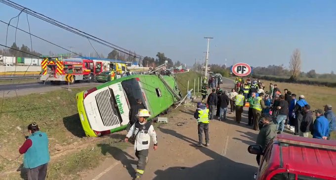 Bomberos y SAMU trabajaron tras el volcamiento de un bus en Ruta 5 Sur.