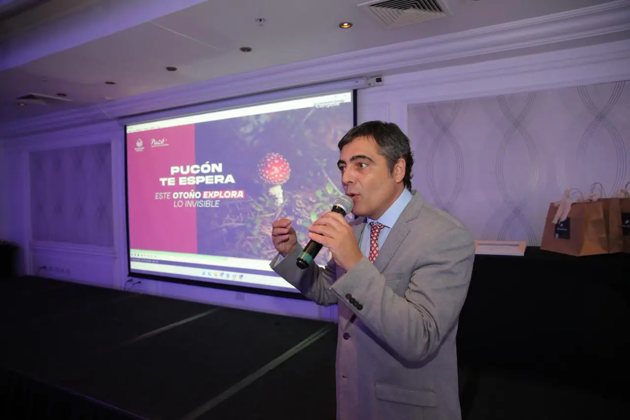 El alcalde Sebastián Álvarez respaldó medidas para fortalecer el turismo en Pucón.