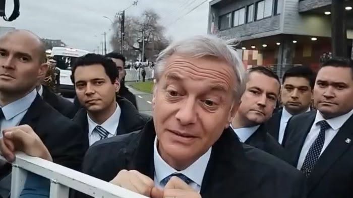 Presidente Kast protagoniza tenso intercambio con una mujer durante actividad en Villarrica