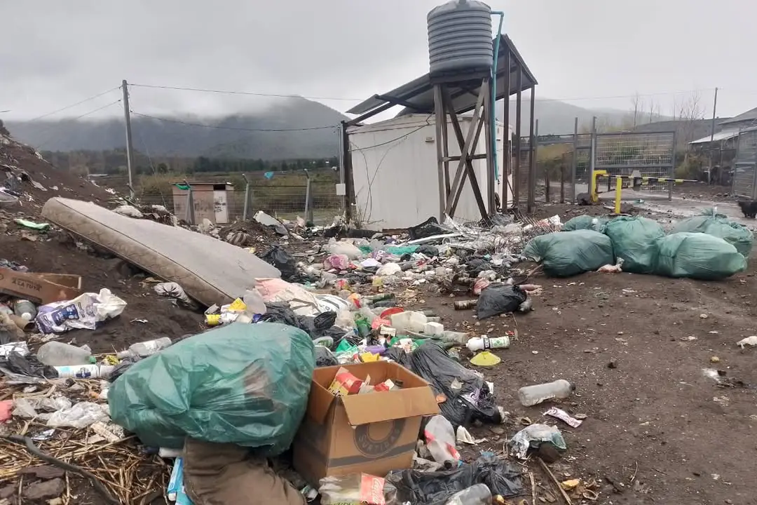 Vecinos denuncian que vertedero de Lonquimay sigue operando pese a fallo ambiental