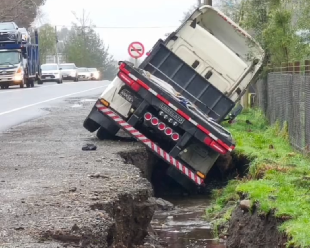 Un camión con rampla cayó a una zanja en la ruta Villarrica Freire. El tránsito permanece habilitado por una sola vía.