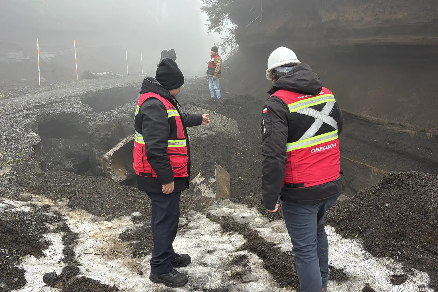 El derretimiento de nieve provocó un socavón que interrumpió el acceso al Volcán Villarrica.