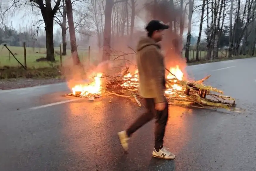 Vecinos protestaron por los cortes de luz en la ruta Villarrica-Pucón y el gobernador René Saffirio criticó la lenta reposición.