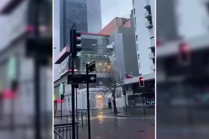 Fuertes vientos provocan desprendimiento de techumbre en centro comercial de Concepción