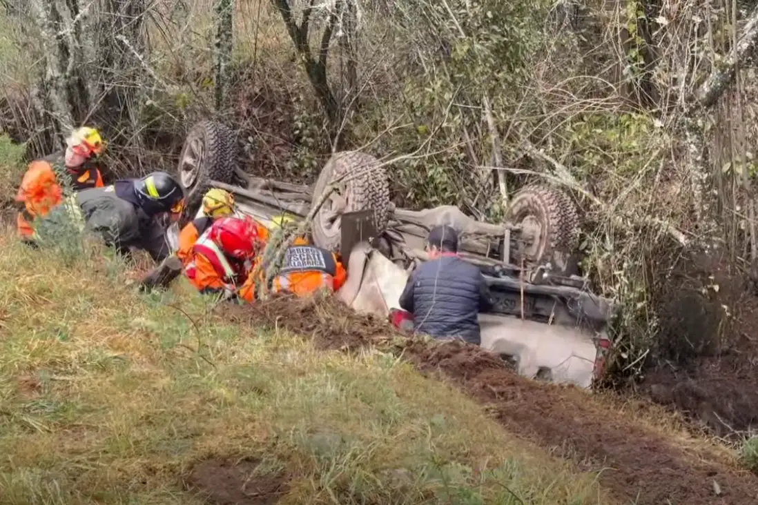 Bomberos y Carabineros trabajaron en un volcamiento en Villarrica que terminó con una mujer lesionada.
